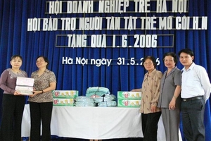 Tặng quà cho trẻ em khuyết tật